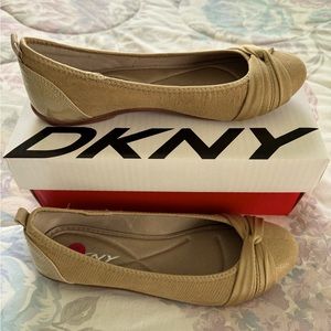 NWT DKNY Sophie Taupe Ballet Flats -Patent Leather Accents, Cushioned Si…